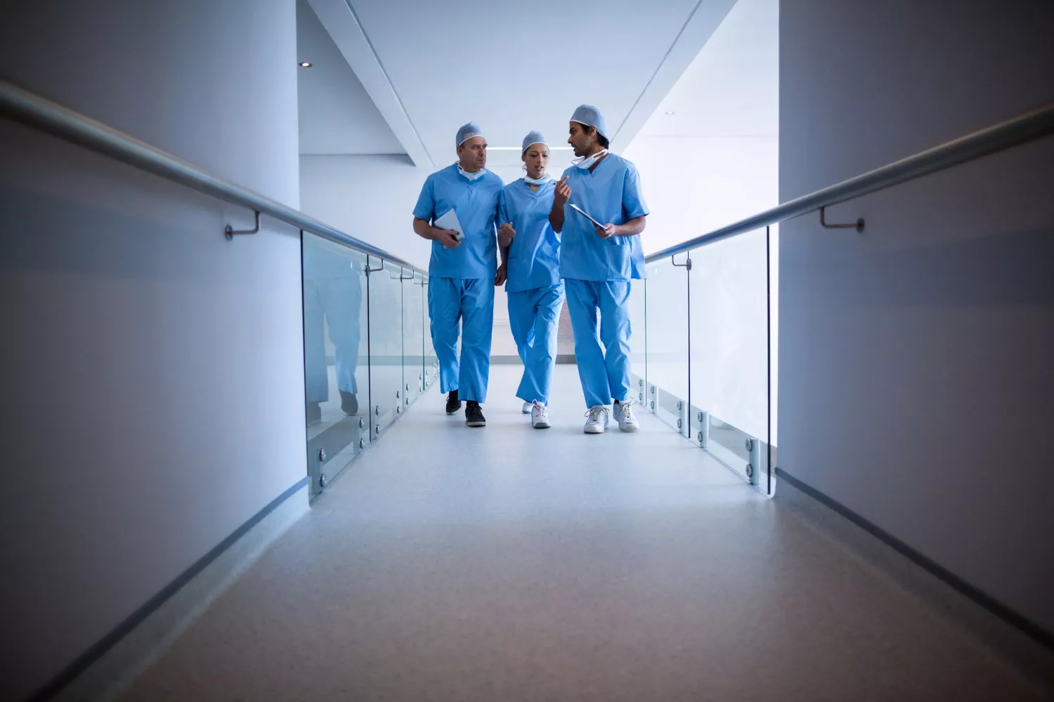 Varios profesionales de un hospital