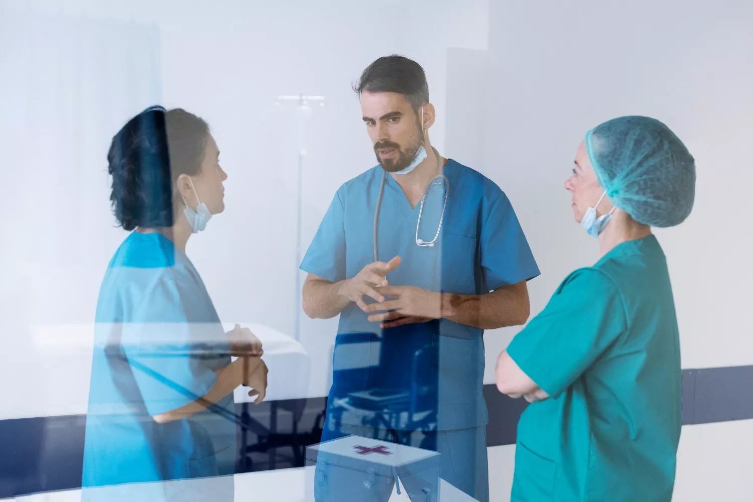 Varios de los profesionales de uno de los hospitales con mayor presión asistencial