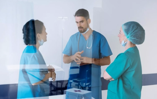 Varios profesionales en un hospital con muchas consultas / FREEPIK Varios profesionales en un hospital con muchas consultas / FREEPIK