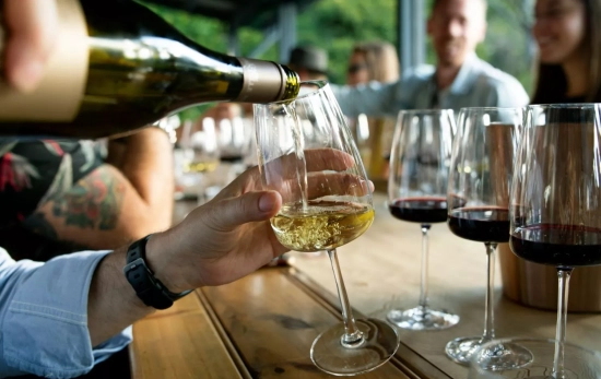 Varias personas beben vino / UNSPLASH Varias personas beben vino / UNSPLASH