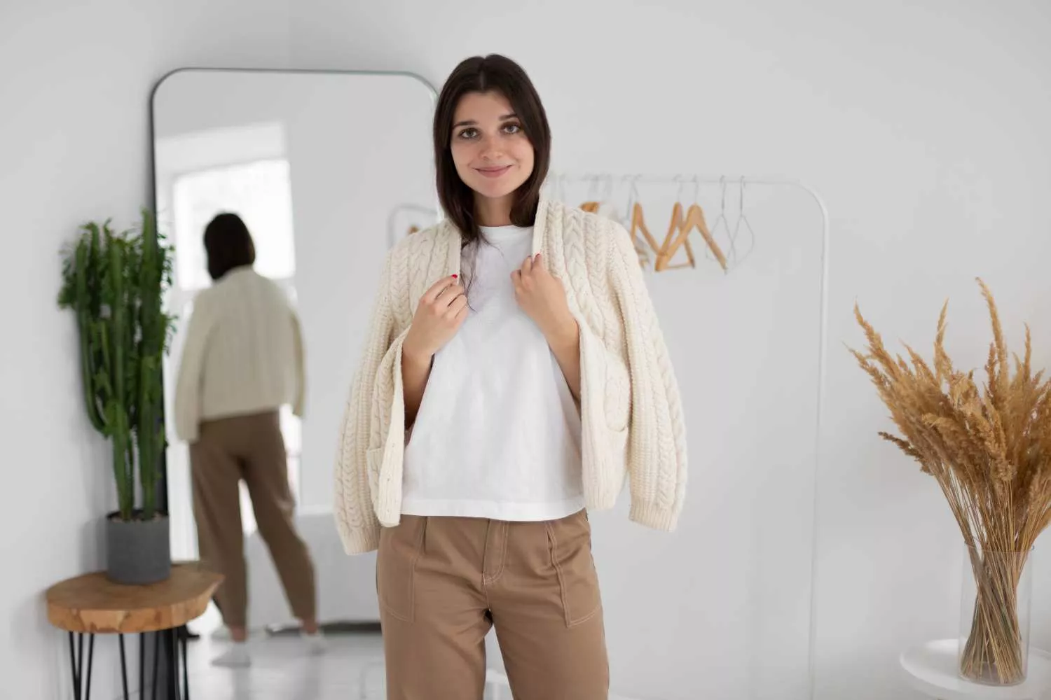 Una mujer con un chaqueta de estilo 'vintage' / FREEPIK