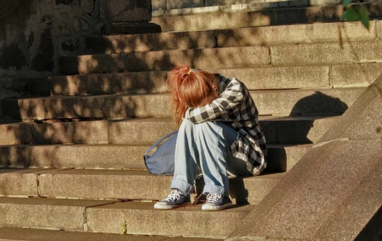 Una joven abatida / UNSPLASH Una joven abatida / UNSPLASH