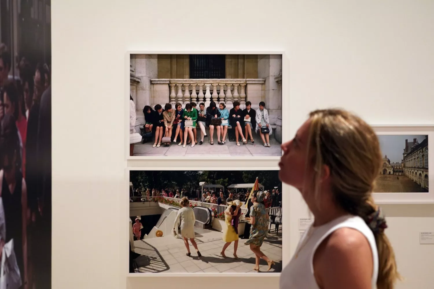 Una mujer visita la exposición sobre el fotógrafo Joel Meyerowitz en Málaga / EUROPA PRESS - ALEX ZEA