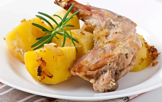 Un plato de patatas con conejo / FREEPIK Un plato de patatas con conejo / FREEPIK