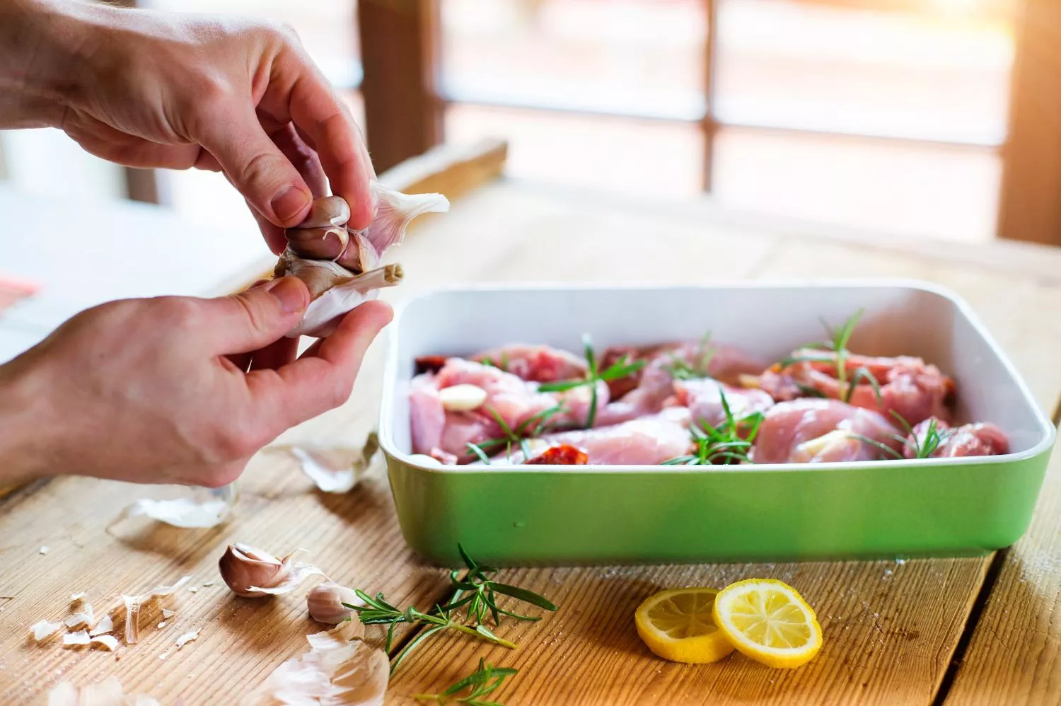 Uma pessoa prepara uma receita com carne de coelho / INTERCUN