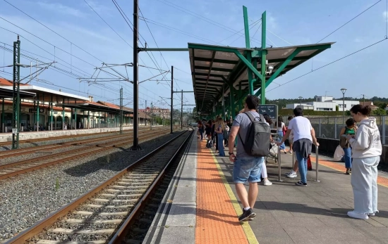 Pasajeros en el andén de la estación de Vilagarcía de Arousa / EUROPA PRESS Pasajeros en el andén de la estación de Vilagarcía de Arousa / EUROPA PRESS