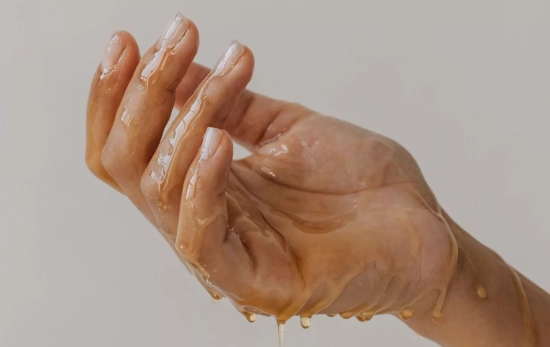 La miel tiene propiedades calmantes , hidratantes y emolientes en cosmética/ PEXELS La miel tiene propiedades calmantes , hidratantes y emolientes en cosmética/ PEXELS