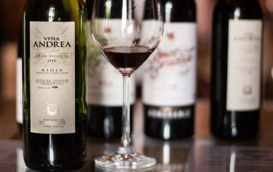 Una copa de vino junto a una botella de Rioja / PEXELS Una copa de vino junto a una botella de Rioja / PEXELS