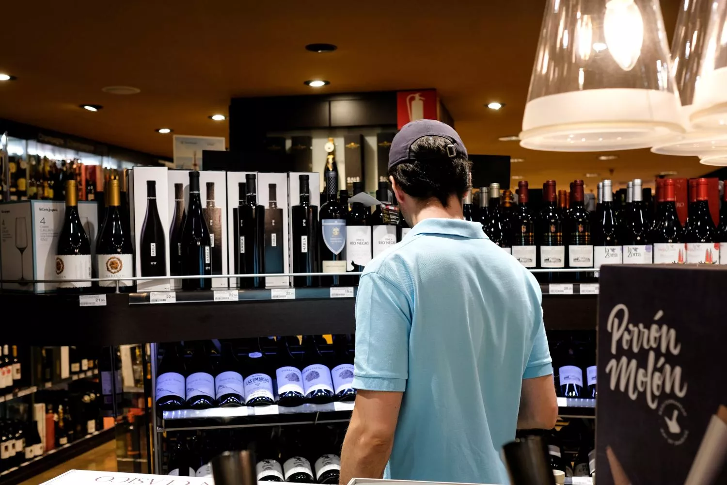 Un consumidor compra vino en el supermercado