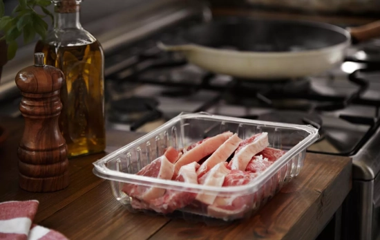 Una bandeja de carne en una cocina / FREEPIK - bublikhaus Una bandeja de carne en una cocina / FREEPIK - bublikhaus