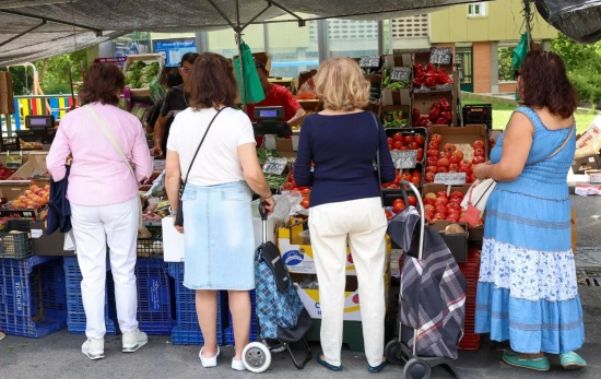 Varias personas esperan en un mercado / EUROPA PRESS - MARTA FERNANDEZ Varias personas esperan en un mercado / EUROPA PRESS - MARTA FERNANDEZ