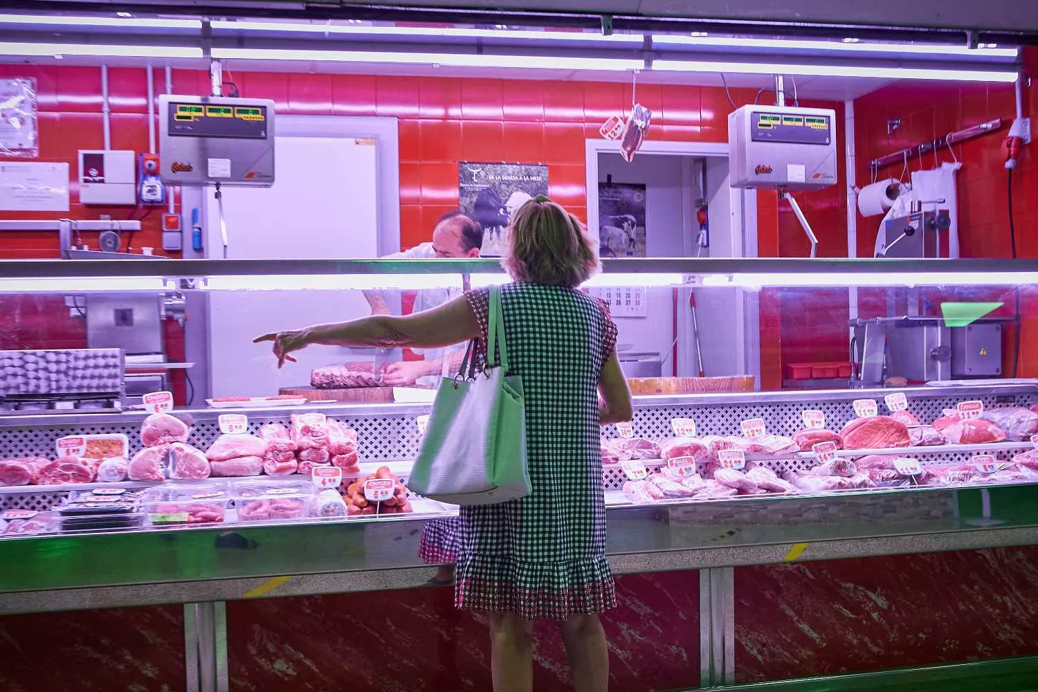 Una persona compra carne en el mercado