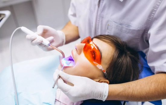 Una persona se somete a un tratamiento dental / FREEPIK - senivpetro Una persona se somete a un tratamiento dental / FREEPIK - senivpetro
