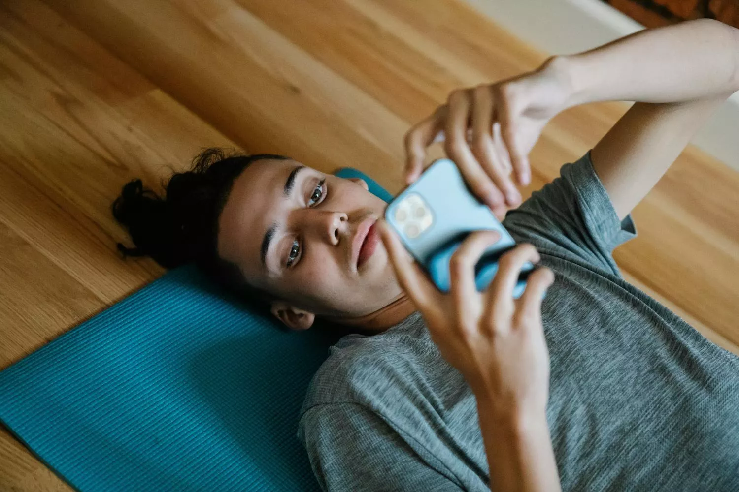Una persona chatea por WhatsApp con la IA de Meta / PEXELS