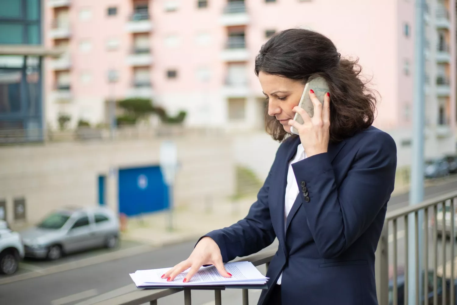 Una mujer reclama por vía telefónica unas cláusulas abusivas / FREEPIK - pch.vector