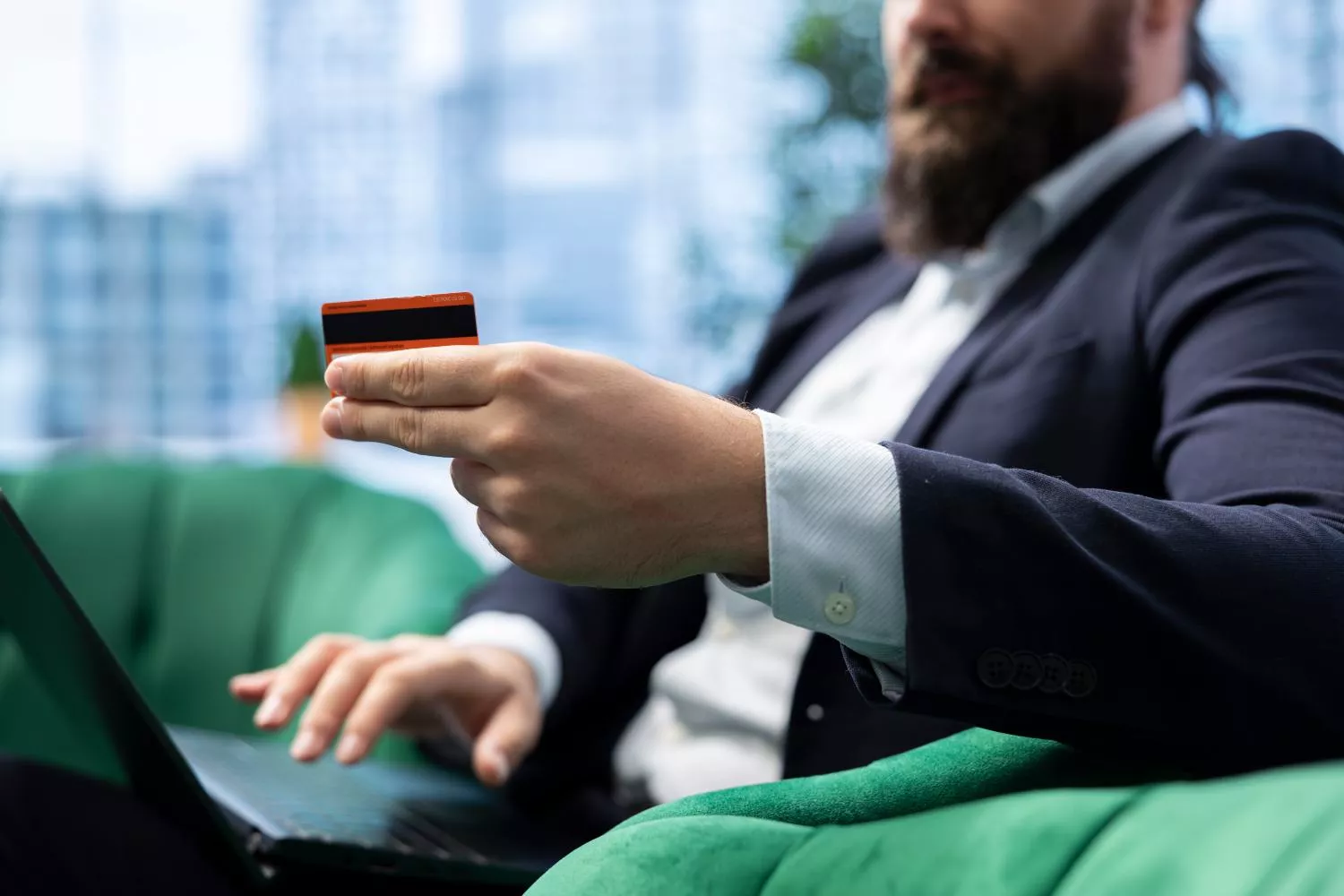 Una persona con una tarjeta de crédito que no puede utilizar tras sufrir una estafa bancaria / FREEPIK - DCSTUDIO