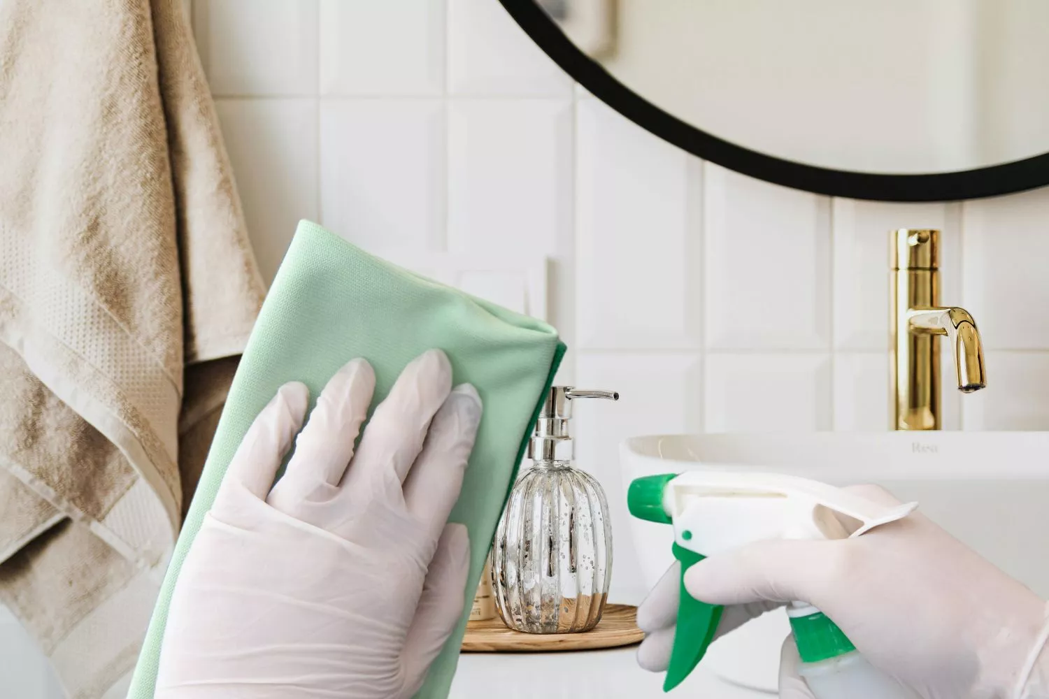 Una persona higienizando el baño de forma correcta/ Montaje CG