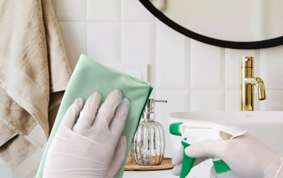 Una persona higienizando el baño de forma correcta/ Montaje CG Una persona higienizando el baño de forma correcta/ Montaje CG