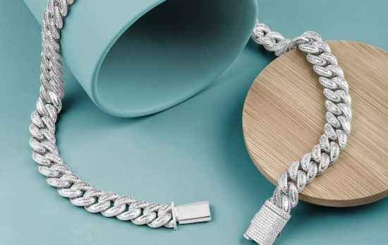 Un collar de plata y piedras que estaban en un cajón después de usar el truco/ PEXELS