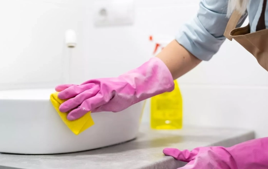 Una persona limpiando a fondo el baño / CANVA Una persona limpiando a fondo el baño / CANVA