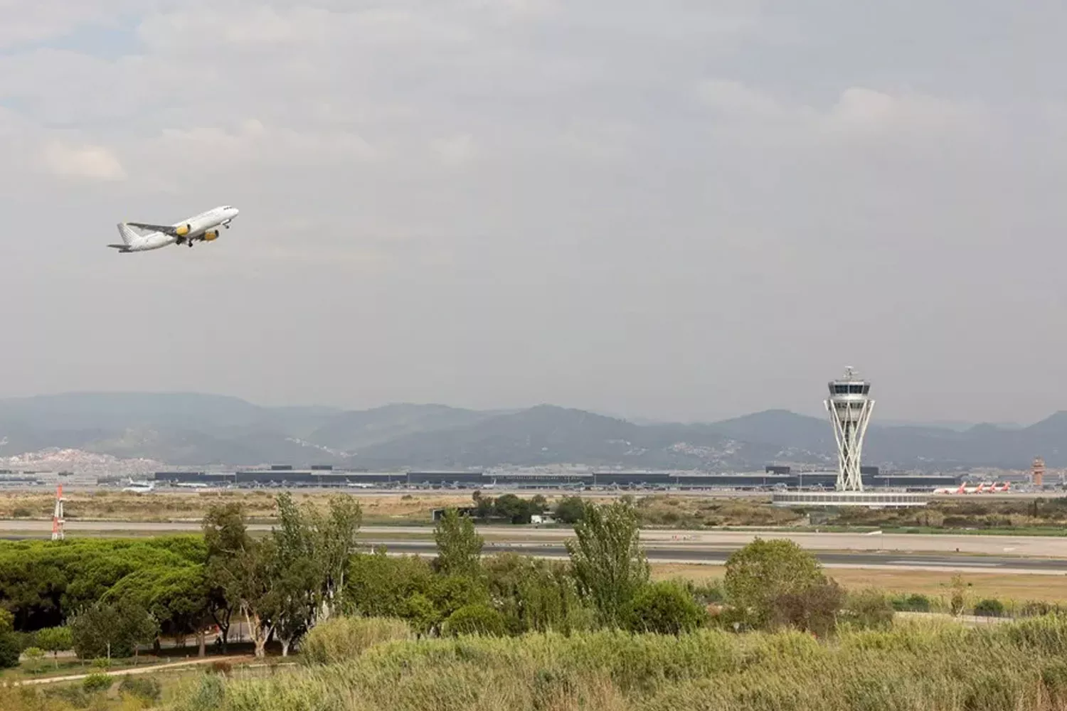 Un avión despega del Aeropuerto Josep Tarradellas Barcelona-El Prat / QUIQUE GARCÍA - EFE