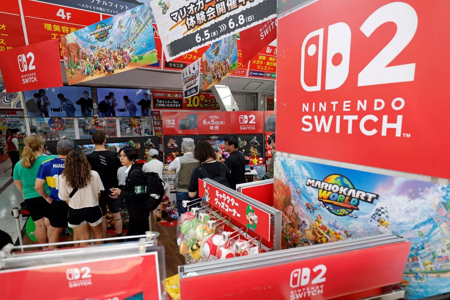 Visitantes se reúnen en un stand especial de la nueva consola Nintendo Switch 2 / FRANCK ROBICHON - EFE