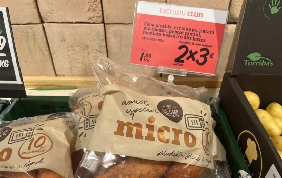 La bolsa de plástico con boniatos de Ametller Origen y un cartel en el que no se especifica el origen de los alimentos / TEO CAMINO La bolsa de plástico con boniatos de Ametller Origen y un cartel en el que no se especifica el origen de los alimentos / TEO CAMINO
