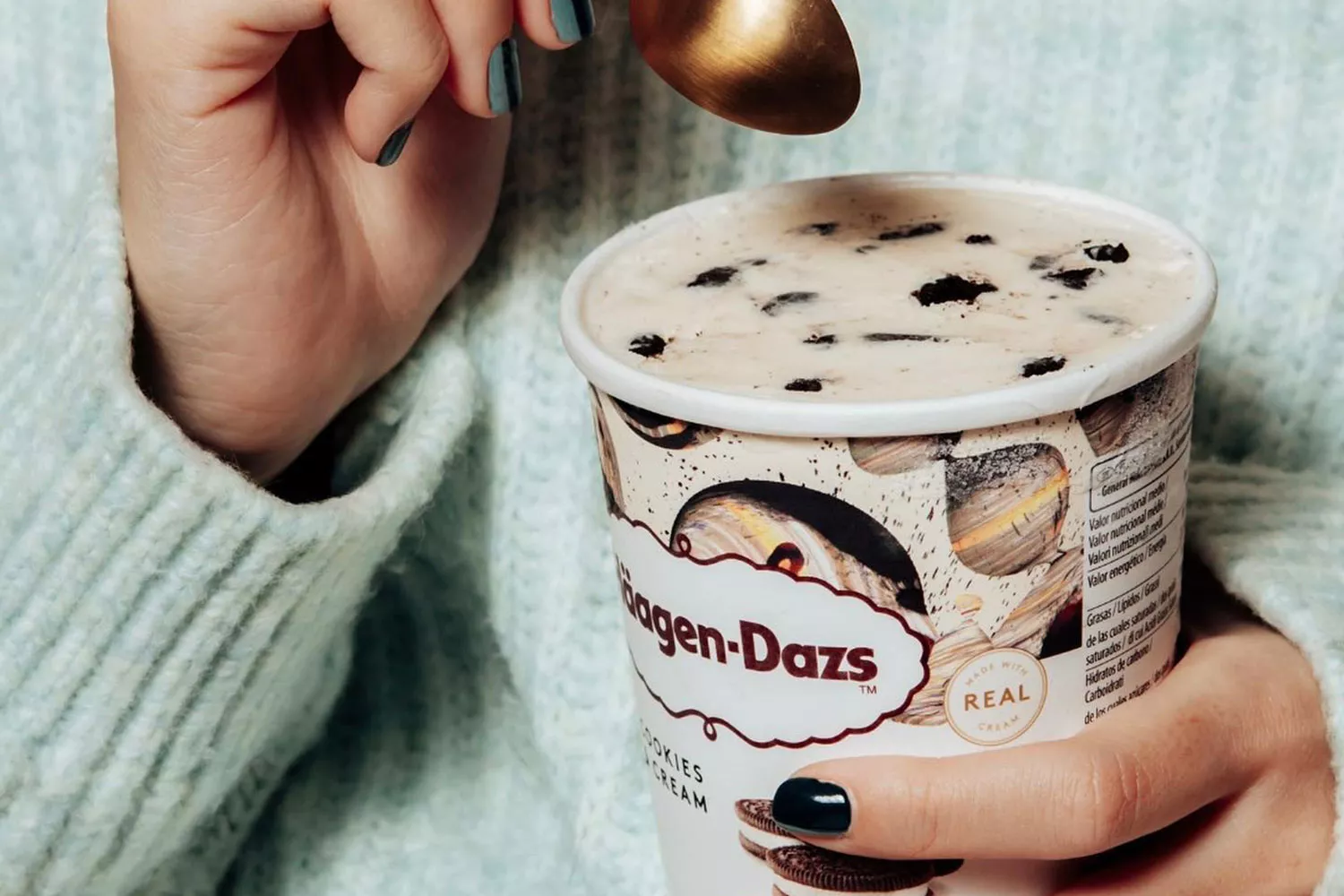 Una persona con un helado de Häagen-Dazs / HÄAGEN-DAZS - FACEBOOK