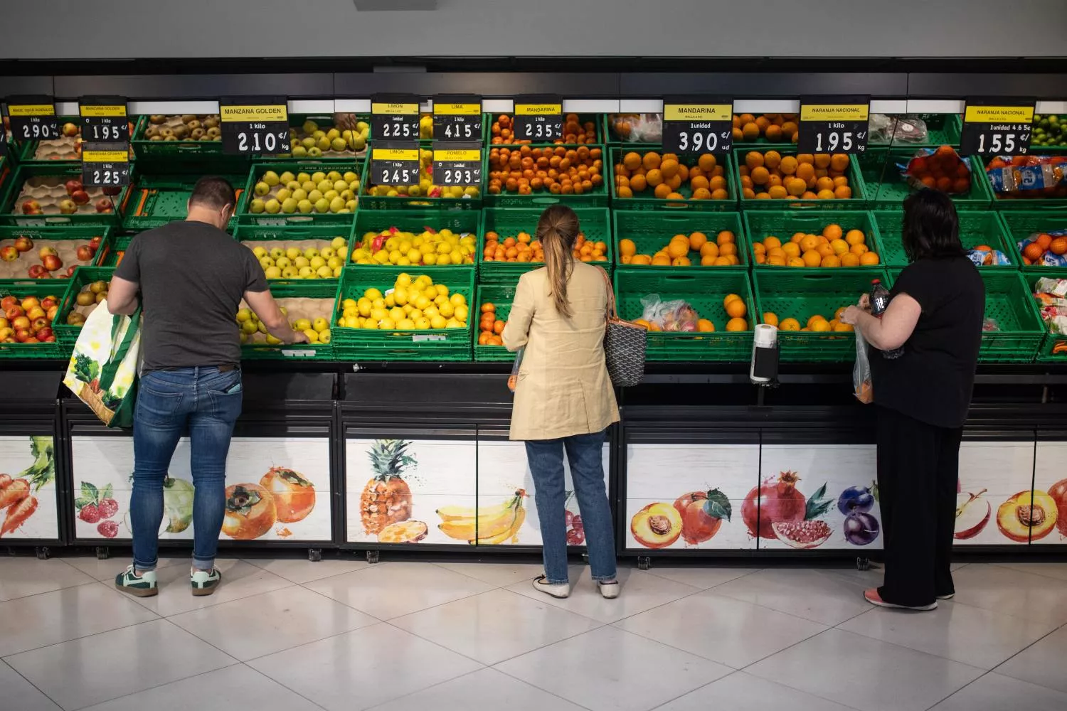Varias personas realizan la compra en un supermercado tras el apagón / EUROPA PRESS - ALEJANDRO MARTINEZ VELEZ