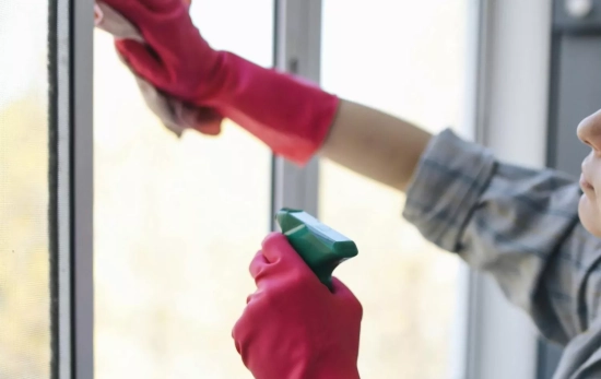 Una persona aplica en las ventanas la fórmula limpia cristales de Martha Stewart/ PEXELS Una persona aplica en las ventanas la fórmula limpia cristales de Martha Stewart/ PEXELS