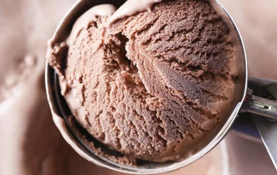 Receta del helado de chocolate y plátano bajo en calorías de Boticaria García/ CANVA Receta del helado de chocolate y plátano bajo en calorías de Boticaria García/ CANVA