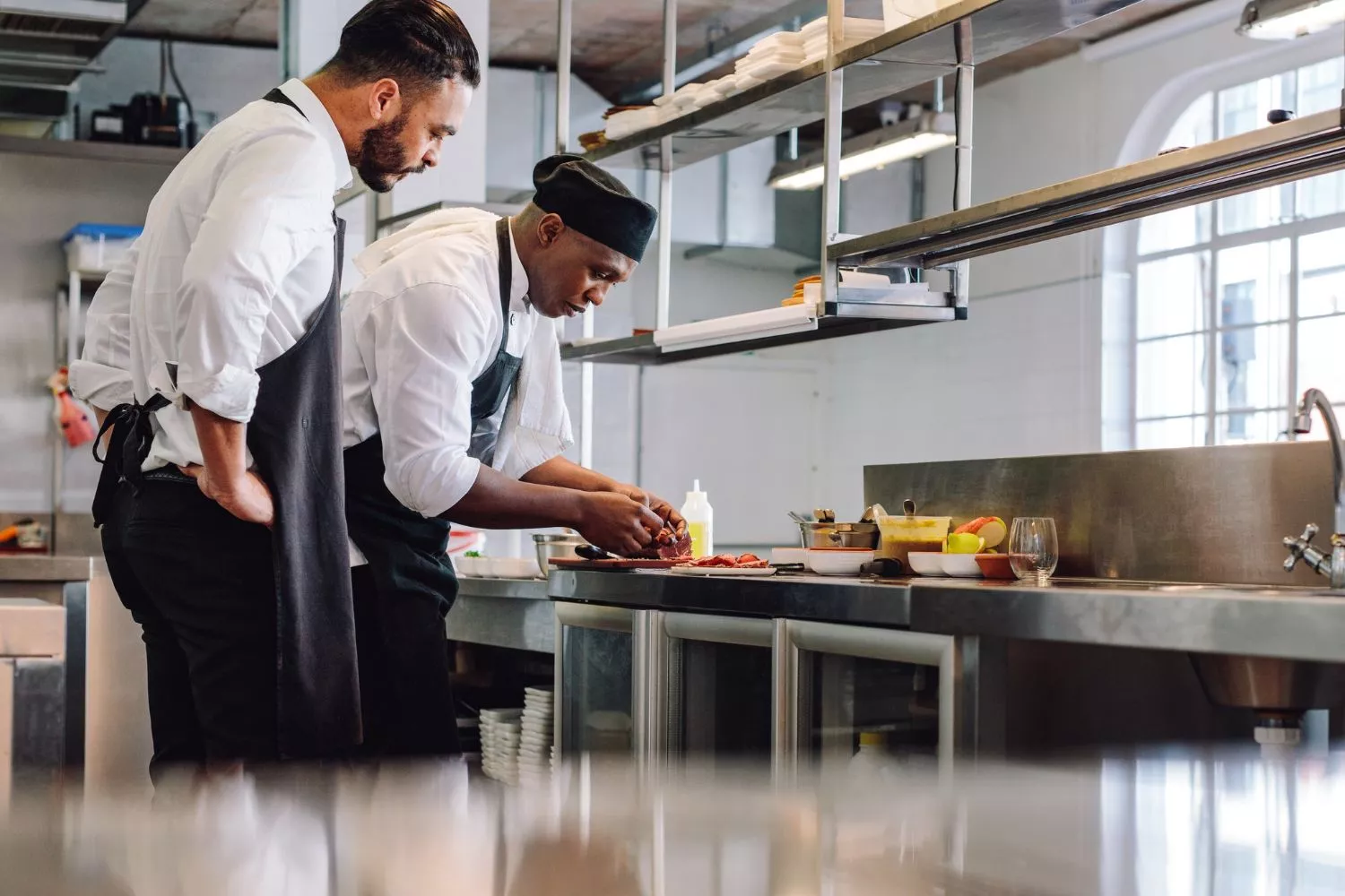 La inteligencia artificial revoluciona las cocinas del mundo: así crean los chefs el menú del futuro/ CANVA