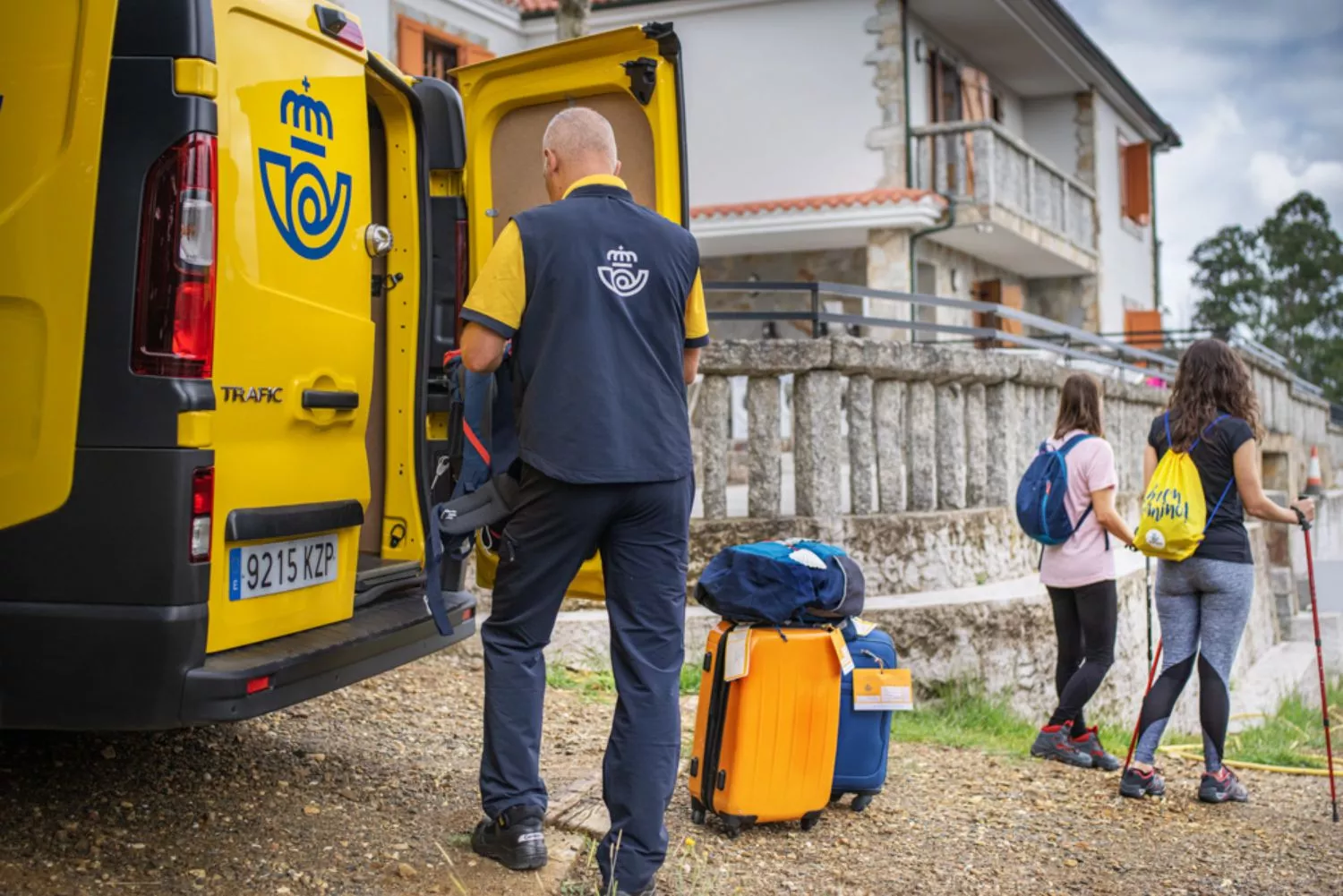 Correos lança o transporte de mochilas no Caminho Português Interior a partir do Porto / CEDIDA Correos lança o transporte de mochilas no Caminho Português Interior a partir do Porto / CEDIDA