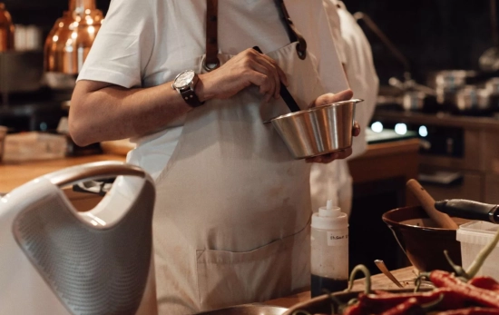 Un chef trabajando mano a mano con la Inteligencia Artificial/ CANVA Un chef trabajando mano a mano con la Inteligencia Artificial/ CANVA