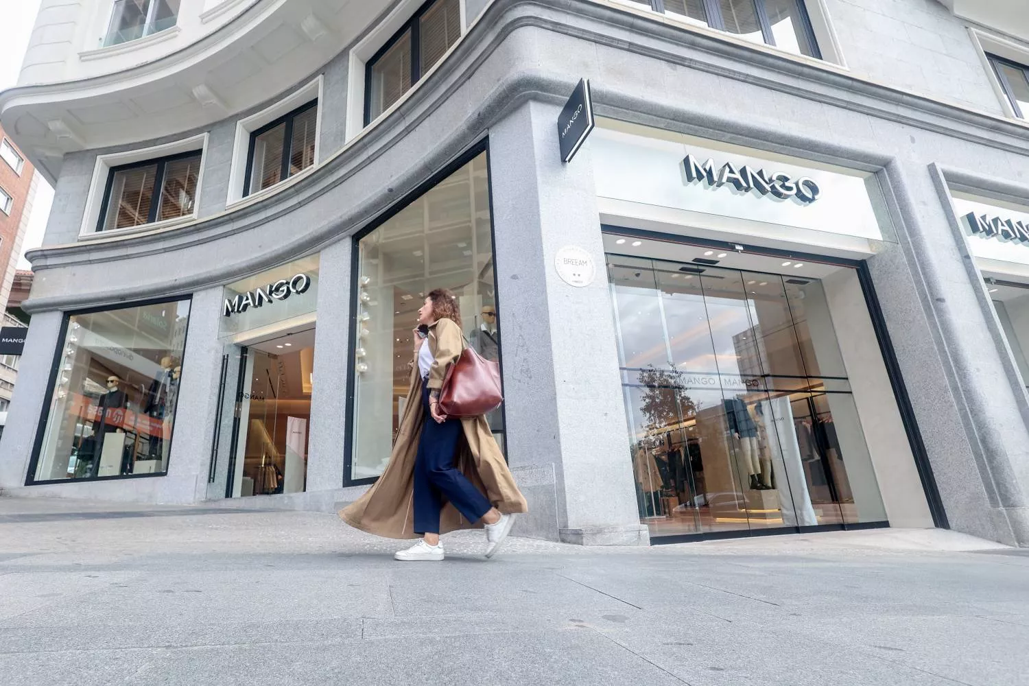 Una persona pasa delante de una tienda de Mango / EUROPA PRESS - RICARDO RUBIO Una persona pasa delante de una tienda de Mango / EUROPA PRESS - RICARDO RUBIO