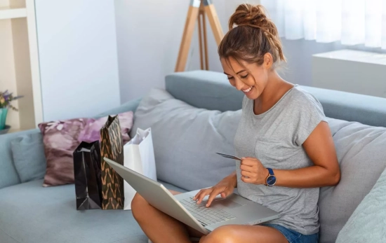 Una mujer hace una compra online (2) Una mujer hace una compra online (2)