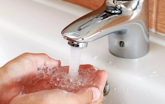 Sumergir las muñecas en agua fría durante medio minuto te ayudará a bajar tu temperatura corporal/ CANVA Sumergir las muñecas en agua fría durante medio minuto te ayudará a bajar tu temperatura corporal/ CANVA