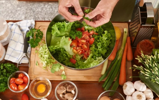 Una persona prepara una ensalada / FREEPIK - pressfoto Una persona prepara una ensalada / FREEPIK - pressfoto