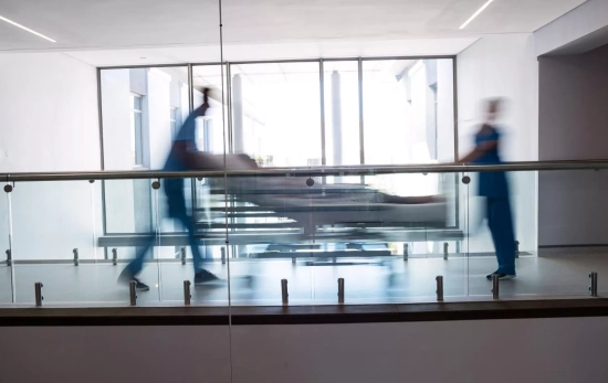 Dos profesionales en un hospital FREEPIK Dos profesionales en un hospital FREEPIK