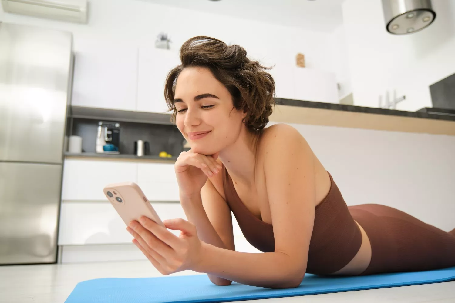 Una chica utiliza la app de BBVA Una chica utiliza la app de BBVA