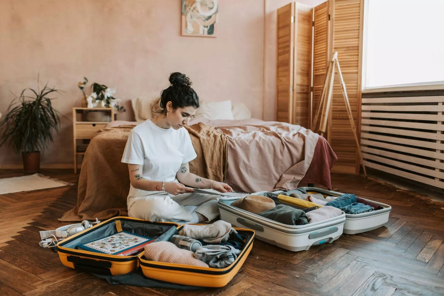 Una persona prepara sus maletas para sus vacaciones de verano / PEXELS