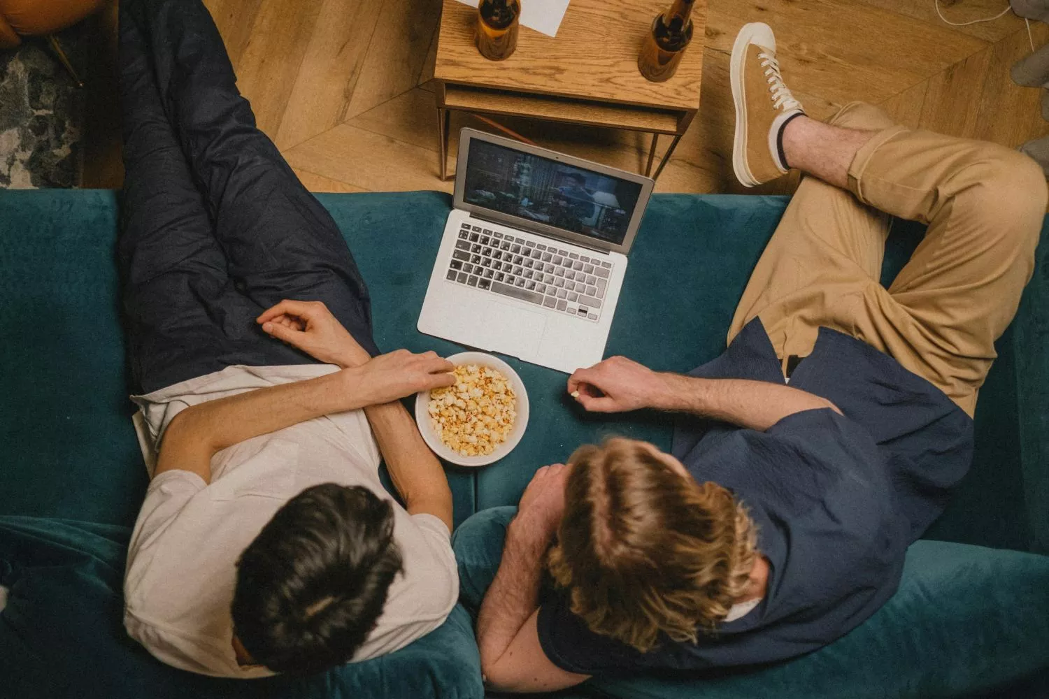 Dos personas ven una película en eFilm / PEXELS