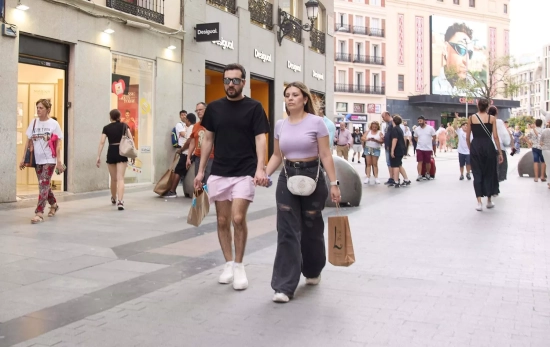 Varias personas caminan con bolsas durante el comienzo de las rebajas de verano, en el centro de Madrid / EUROPA PRESS - JESUS HELLIN Varias personas caminan con bolsas durante el comienzo de las rebajas de verano, en el centro de Madrid / EUROPA PRESS - JESUS HELLIN