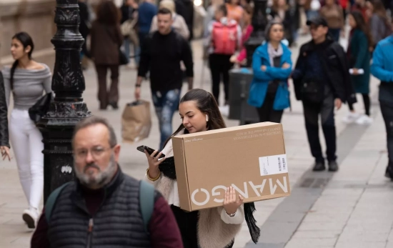 Una persona carga una caja de ropa Una persona carga una caja de ropa