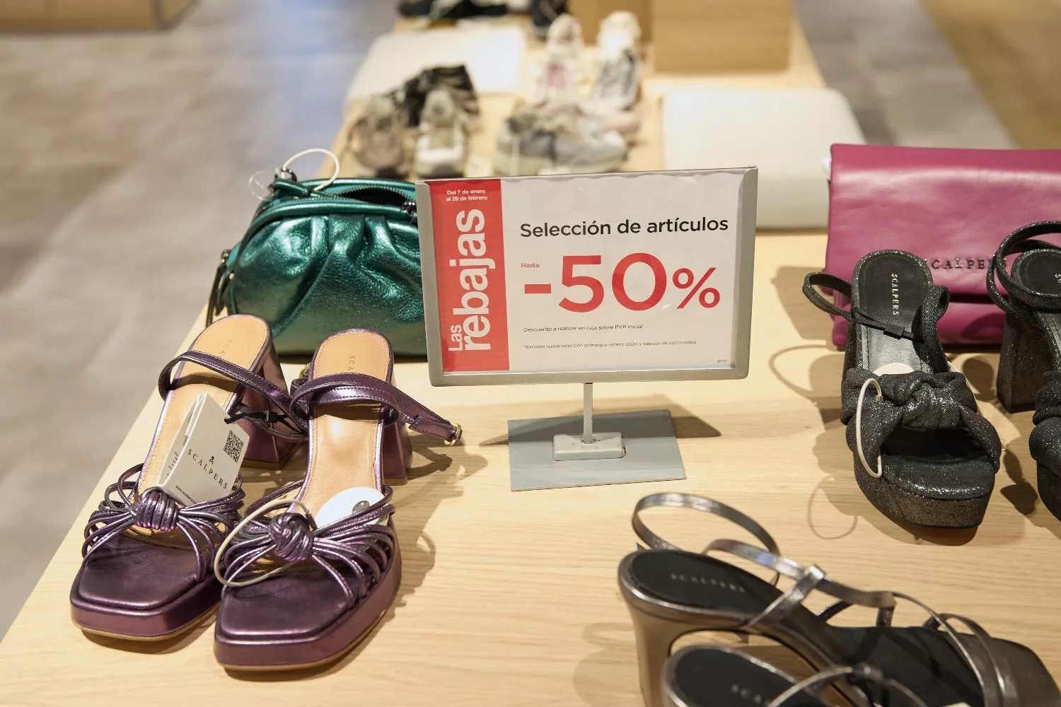 Un expositor de diferentes artículos con un cartel anunciando su descuento de rebajas, en El Corte Inglés