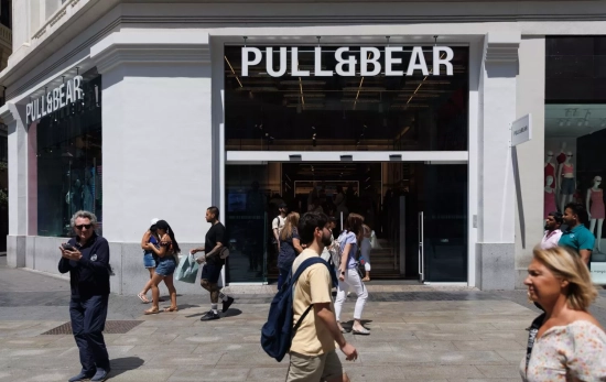 Varias personas pasan por delante de una tienda de Pull&Bear EUROPA PRESS RICARDO RUBIO Varias personas pasan por delante de una tienda de Pull&Bear EUROPA PRESS RICARDO RUBIO