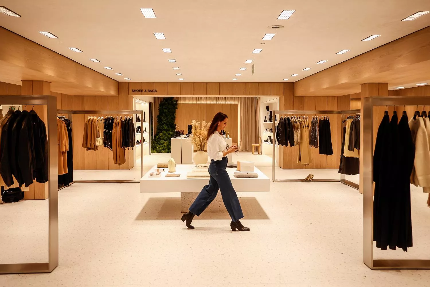 Una chica en una tienda de Zara durante las rebajas / EUROPA PRESS - ROBER SOLSONA Una chica en una tienda de Zara durante las rebajas / EUROPA PRESS - ROBER SOLSONA