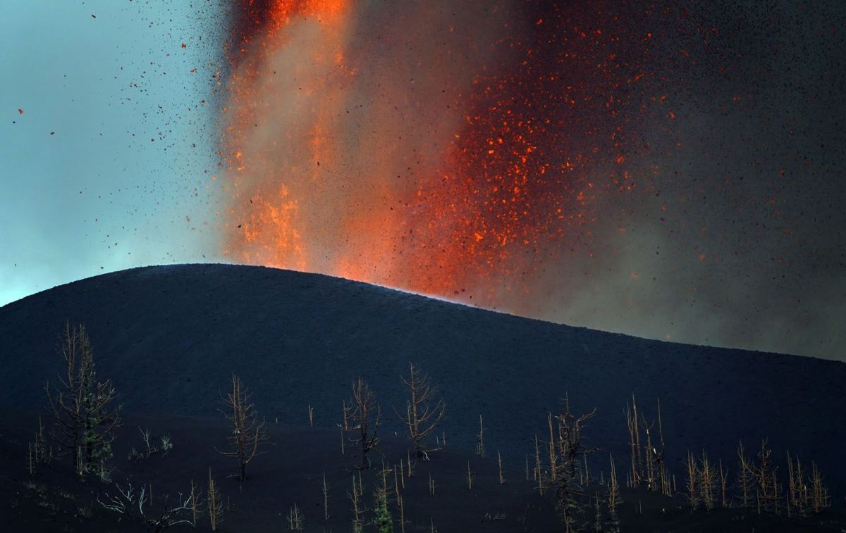 Las nueve bocas del volcán Cumbre Vieja de la Palma expulsan a diario unas 10.665 toneladas de dióxido de azufre que asciende de forma rápida a través de la columna de ceniza / EP