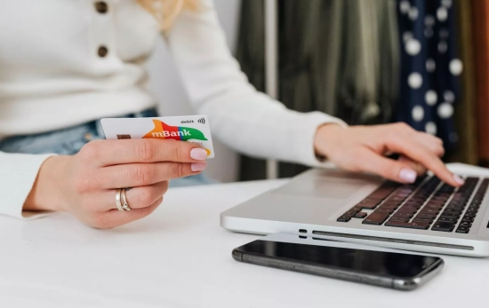 Una mujer hace un pago online Una mujer hace un pago online