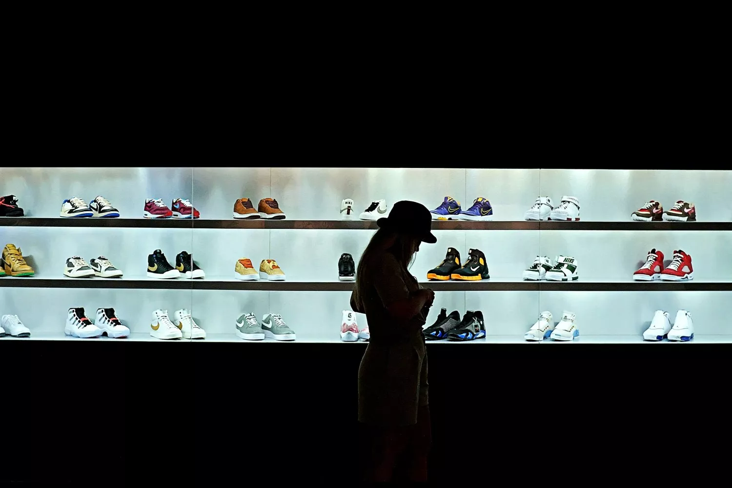 Una mujer en una tienda de zapatillas